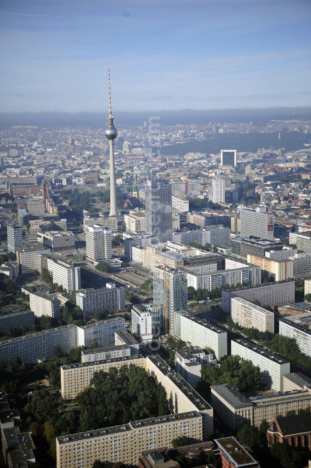 Berlin from above - Stadtansicht auf das Wohngebiet an der Mollstrasse mit der Hochhaus- Baustelle Mollstraße 31 Ecke Otto-Braun-Straße für das neue Wohn- und Geschäftshaus Königstadt- Carree . Rechts daneben entsteht das neue ETAP Hotel. View of the high-rise construction on the corner of Otto-Braun-Strasse for the new residential and commercial building. To the right stands the new ETAP hotel.