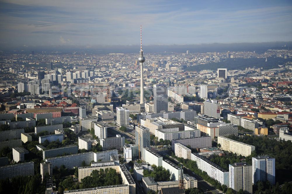 Berlin from the bird's eye view: Stadtansicht auf das Wohngebiet an der Mollstrasse mit der Hochhaus- Baustelle Mollstraße 31 Ecke Otto-Braun-Straße für das neue Wohn- und Geschäftshaus Königstadt- Carree . Rechts daneben entsteht das neue ETAP Hotel. View of the high-rise construction on the corner of Otto-Braun-Strasse for the new residential and commercial building. To the right stands the new ETAP hotel.