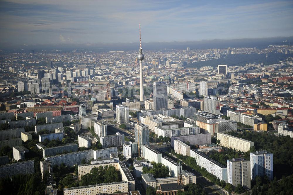 Aerial image Berlin - Stadtansicht auf das Wohngebiet an der Mollstrasse mit der Hochhaus- Baustelle Mollstraße 31 Ecke Otto-Braun-Straße für das neue Wohn- und Geschäftshaus Königstadt- Carree . Rechts daneben entsteht das neue ETAP Hotel. View of the high-rise construction on the corner of Otto-Braun-Strasse for the new residential and commercial building. To the right stands the new ETAP hotel.