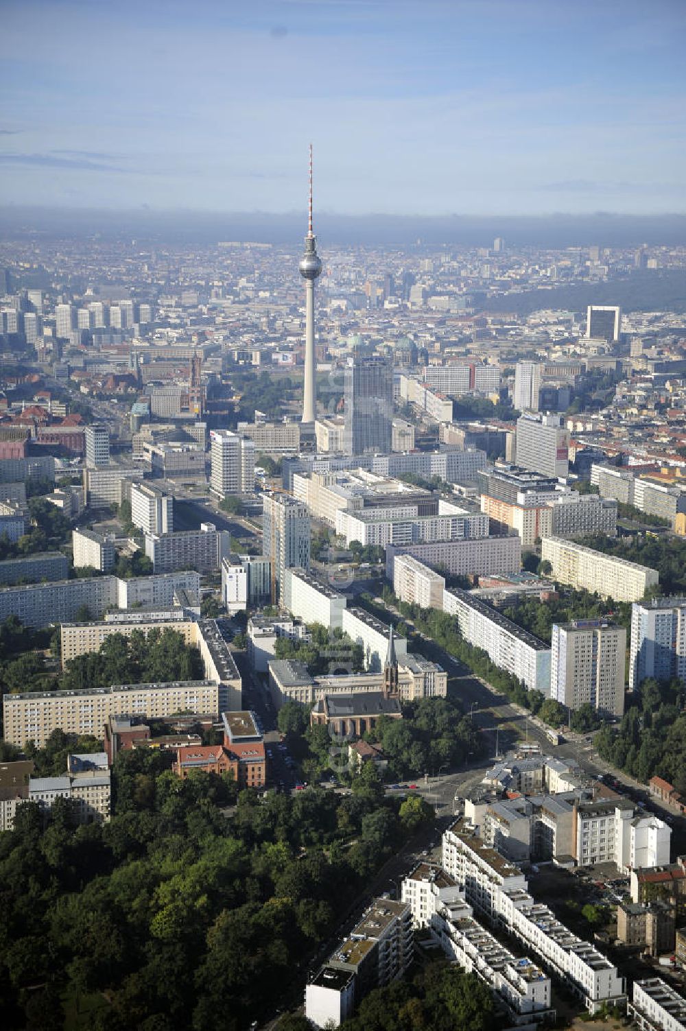 Aerial photograph Berlin - Stadtansicht auf das Wohngebiet an der Mollstrasse mit der Hochhaus- Baustelle Mollstraße 31 Ecke Otto-Braun-Straße für das neue Wohn- und Geschäftshaus Königstadt- Carree . Rechts daneben entsteht das neue ETAP Hotel. View of the high-rise construction on the corner of Otto-Braun-Strasse for the new residential and commercial building. To the right stands the new ETAP hotel.