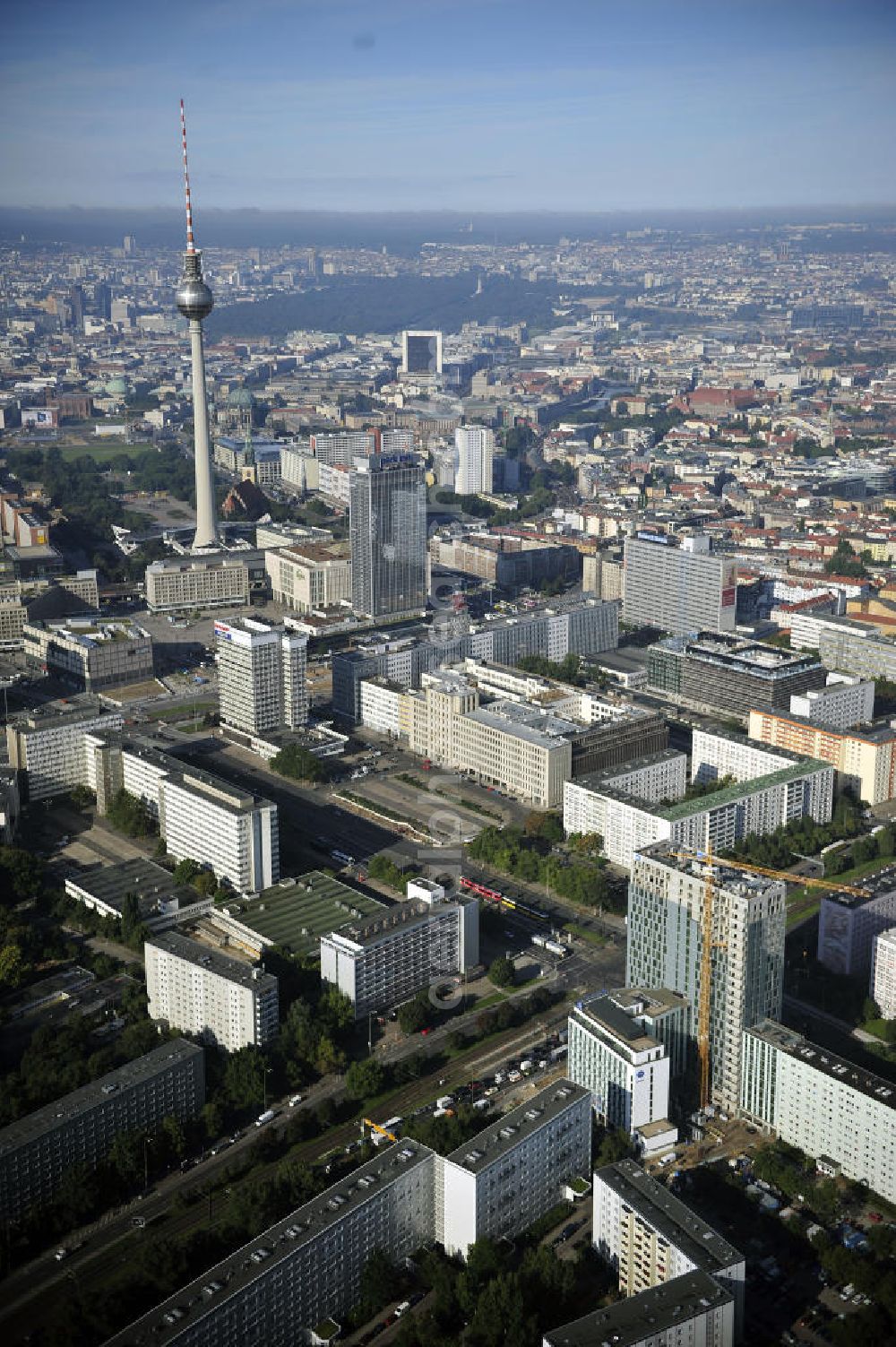 Berlin from above - Stadtansicht auf das Wohngebiet an der Mollstrasse mit der Hochhaus- Baustelle Mollstraße 31 Ecke Otto-Braun-Straße für das neue Wohn- und Geschäftshaus Königstadt- Carree . Rechts daneben entsteht das neue ETAP Hotel. View of the high-rise construction on the corner of Otto-Braun-Strasse for the new residential and commercial building. To the right stands the new ETAP hotel.