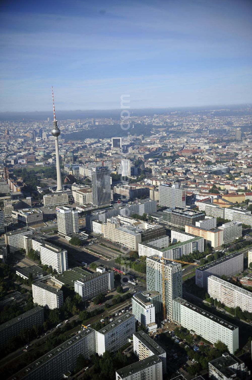 Aerial image Berlin - Stadtansicht auf das Wohngebiet an der Mollstrasse mit der Hochhaus- Baustelle Mollstraße 31 Ecke Otto-Braun-Straße für das neue Wohn- und Geschäftshaus Königstadt- Carree . Rechts daneben entsteht das neue ETAP Hotel. View of the high-rise construction on the corner of Otto-Braun-Strasse for the new residential and commercial building. To the right stands the new ETAP hotel.