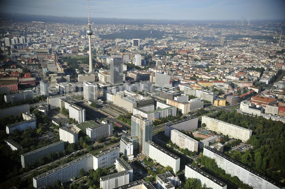 Aerial photograph Berlin - Stadtansicht auf das Wohngebiet an der Mollstrasse mit der Hochhaus- Baustelle Mollstraße 31 Ecke Otto-Braun-Straße für das neue Wohn- und Geschäftshaus Königstadt- Carree . Rechts daneben entsteht das neue ETAP Hotel. View of the high-rise construction on the corner of Otto-Braun-Strasse for the new residential and commercial building. To the right stands the new ETAP hotel.