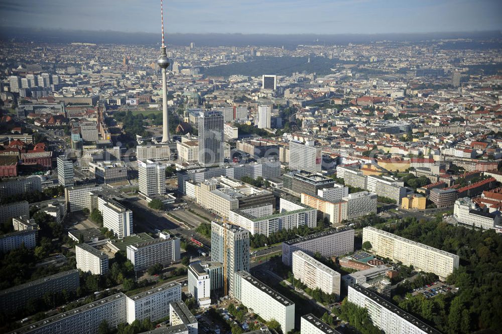 Berlin from above - Stadtansicht auf das Wohngebiet an der Mollstrasse mit der Hochhaus- Baustelle Mollstraße 31 Ecke Otto-Braun-Straße für das neue Wohn- und Geschäftshaus Königstadt- Carree . Rechts daneben entsteht das neue ETAP Hotel. View of the high-rise construction on the corner of Otto-Braun-Strasse for the new residential and commercial building. To the right stands the new ETAP hotel.