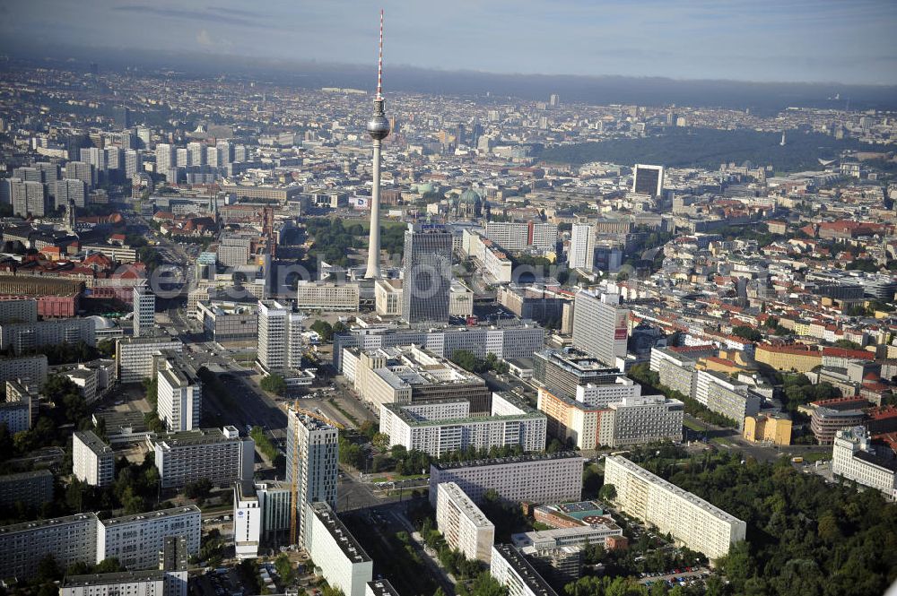 Aerial image Berlin - Stadtansicht auf das Wohngebiet an der Mollstrasse mit der Hochhaus- Baustelle Mollstraße 31 Ecke Otto-Braun-Straße für das neue Wohn- und Geschäftshaus Königstadt- Carree . Rechts daneben entsteht das neue ETAP Hotel. View of the high-rise construction on the corner of Otto-Braun-Strasse for the new residential and commercial building. To the right stands the new ETAP hotel.