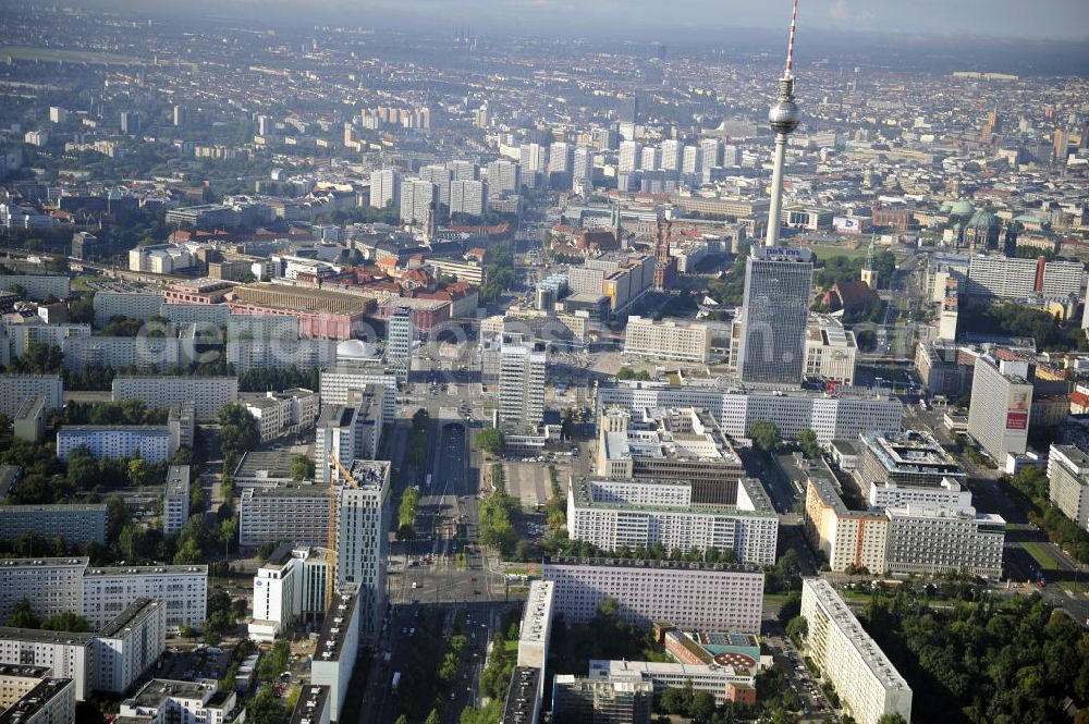 Aerial photograph Berlin - Stadtansicht auf das Wohngebiet an der Mollstrasse mit der Hochhaus- Baustelle Mollstraße 31 Ecke Otto-Braun-Straße für das neue Wohn- und Geschäftshaus Königstadt- Carree . Rechts daneben entsteht das neue ETAP Hotel. View of the high-rise construction on the corner of Otto-Braun-Strasse for the new residential and commercial building. To the right stands the new ETAP hotel.