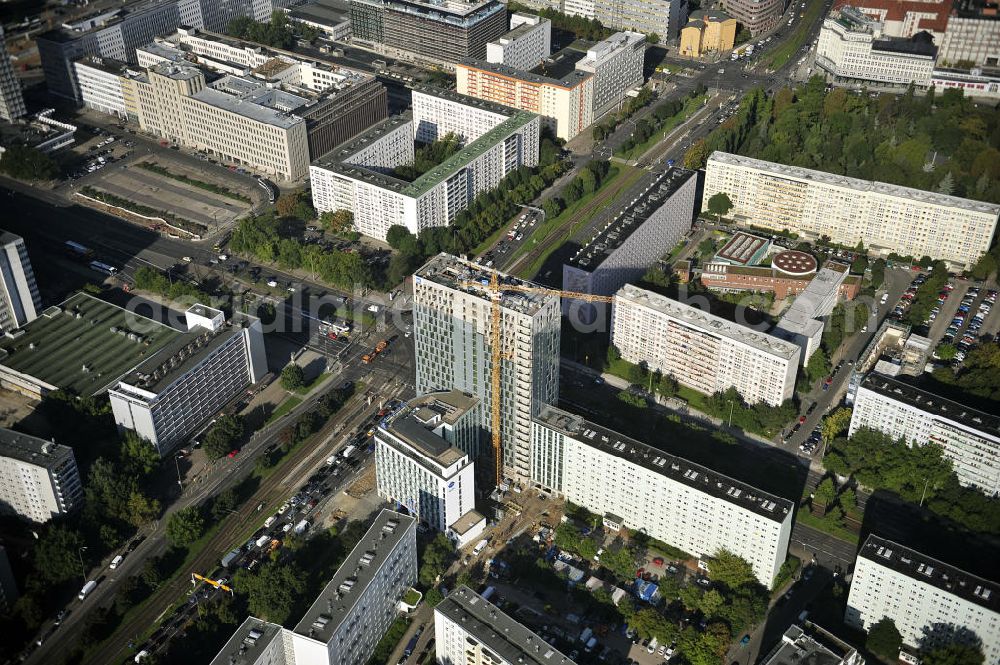 Berlin from above - Blick auf die Hochhaus- Baustelle Mollstraße 31 Ecke Otto-Braun-Straße für das neue Wohn- und Geschäftshaus Königstadt- Carree . Rechts daneben entsteht das neue ETAP Hotel. View of the high-rise construction on the corner of Otto-Braun-Strasse for the new residential and commercial building. To the right stands the new ETAP hotel.