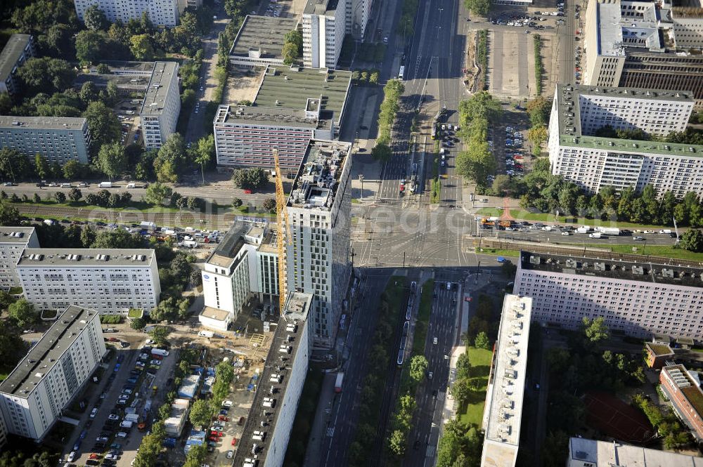 Aerial image Berlin - Blick auf die Hochhaus- Baustelle Mollstraße 31 Ecke Otto-Braun-Straße für das neue Wohn- und Geschäftshaus Königstadt- Carree . Rechts daneben entsteht das neue ETAP Hotel. View of the high-rise construction on the corner of Otto-Braun-Strasse for the new residential and commercial building. To the right stands the new ETAP hotel.