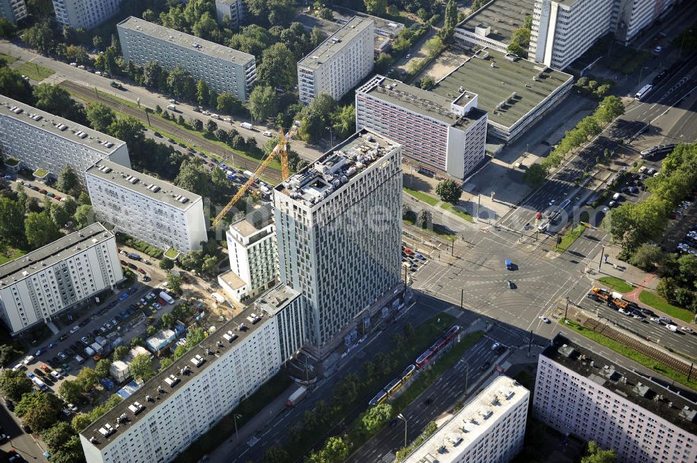 Aerial photograph Berlin - Blick auf die Hochhaus- Baustelle Mollstraße 31 Ecke Otto-Braun-Straße für das neue Wohn- und Geschäftshaus Königstadt- Carree . Rechts daneben entsteht das neue ETAP Hotel. View of the high-rise construction on the corner of Otto-Braun-Strasse for the new residential and commercial building. To the right stands the new ETAP hotel.