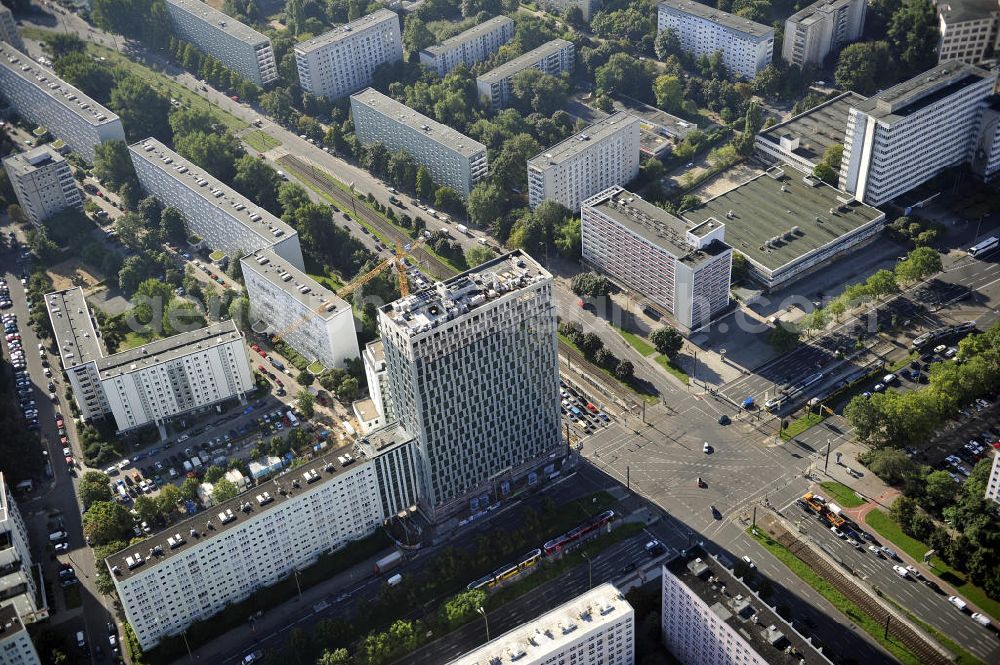 Berlin from above - Blick auf die Hochhaus- Baustelle Mollstraße 31 Ecke Otto-Braun-Straße für das neue Wohn- und Geschäftshaus Königstadt- Carree . Rechts daneben entsteht das neue ETAP Hotel. View of the high-rise construction on the corner of Otto-Braun-Strasse for the new residential and commercial building. To the right stands the new ETAP hotel.