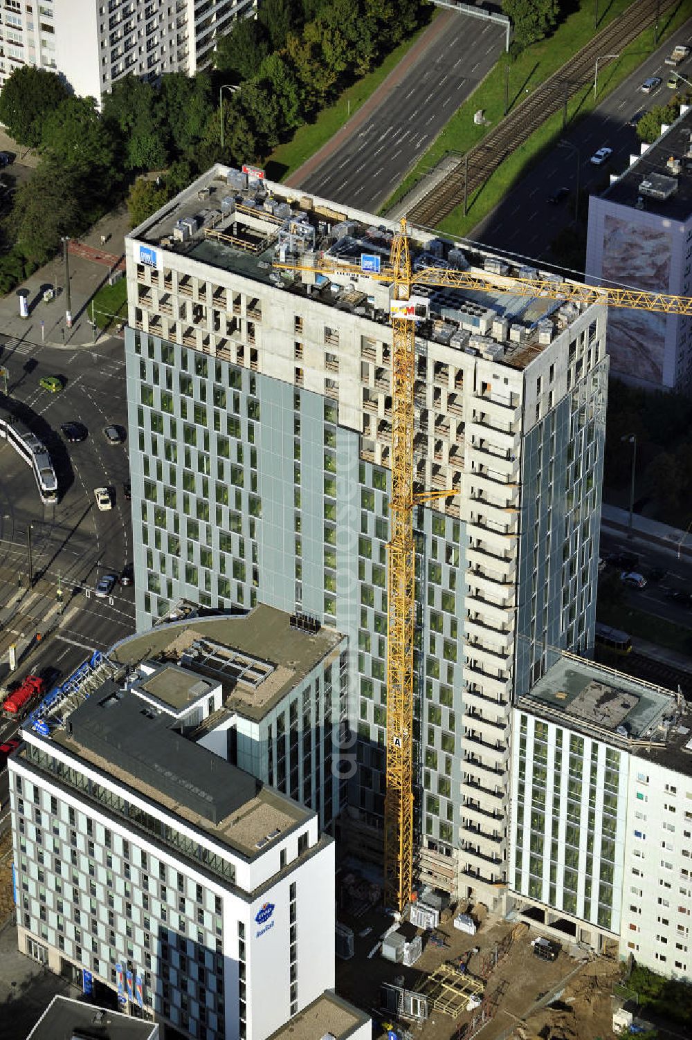 Berlin from the bird's eye view: Blick auf die Hochhaus- Baustelle Mollstraße 31 Ecke Otto-Braun-Straße für das neue Wohn- und Geschäftshaus Königstadt- Carree . Rechts daneben entsteht das neue ETAP Hotel. View of the high-rise construction on the corner of Otto-Braun-Strasse for the new residential and commercial building. To the right stands the new ETAP hotel.