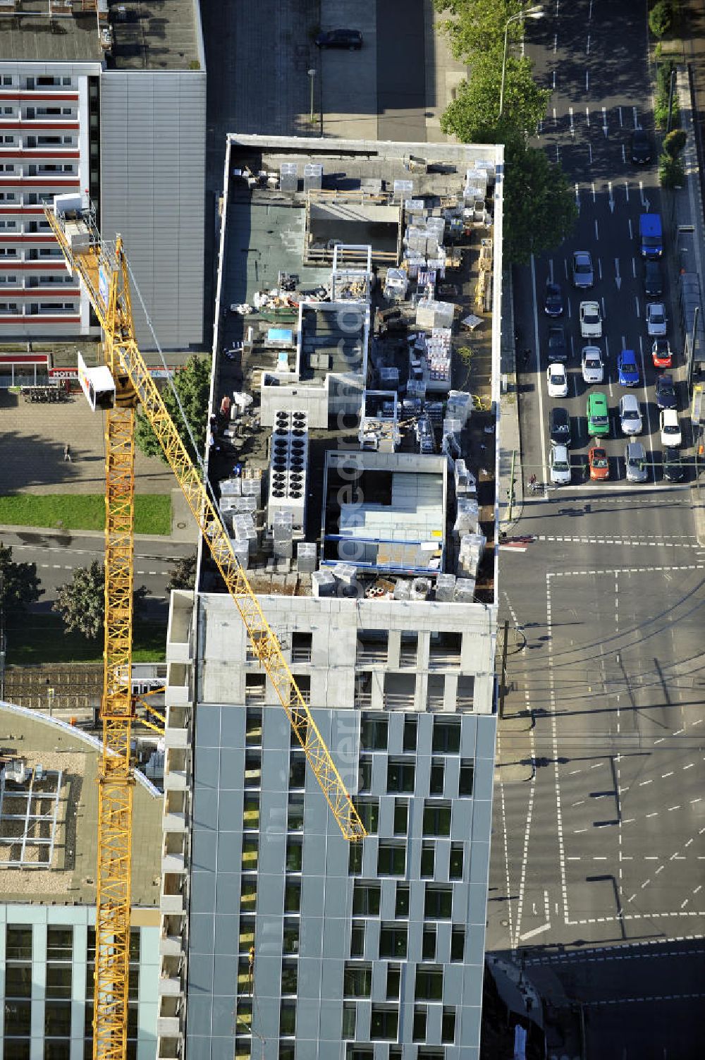 Aerial photograph Berlin - Blick auf die Hochhaus- Baustelle Mollstraße 31 Ecke Otto-Braun-Straße für das neue Wohn- und Geschäftshaus Königstadt- Carree . Rechts daneben entsteht das neue ETAP Hotel. View of the high-rise construction on the corner of Otto-Braun-Strasse for the new residential and commercial building. To the right stands the new ETAP hotel.