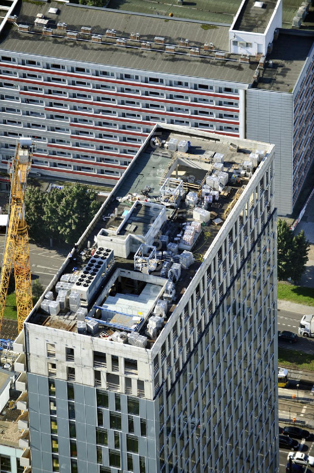 Berlin from above - Blick auf die Hochhaus- Baustelle Mollstraße 31 Ecke Otto-Braun-Straße für das neue Wohn- und Geschäftshaus Königstadt- Carree . Rechts daneben entsteht das neue ETAP Hotel. View of the high-rise construction on the corner of Otto-Braun-Strasse for the new residential and commercial building. To the right stands the new ETAP hotel.