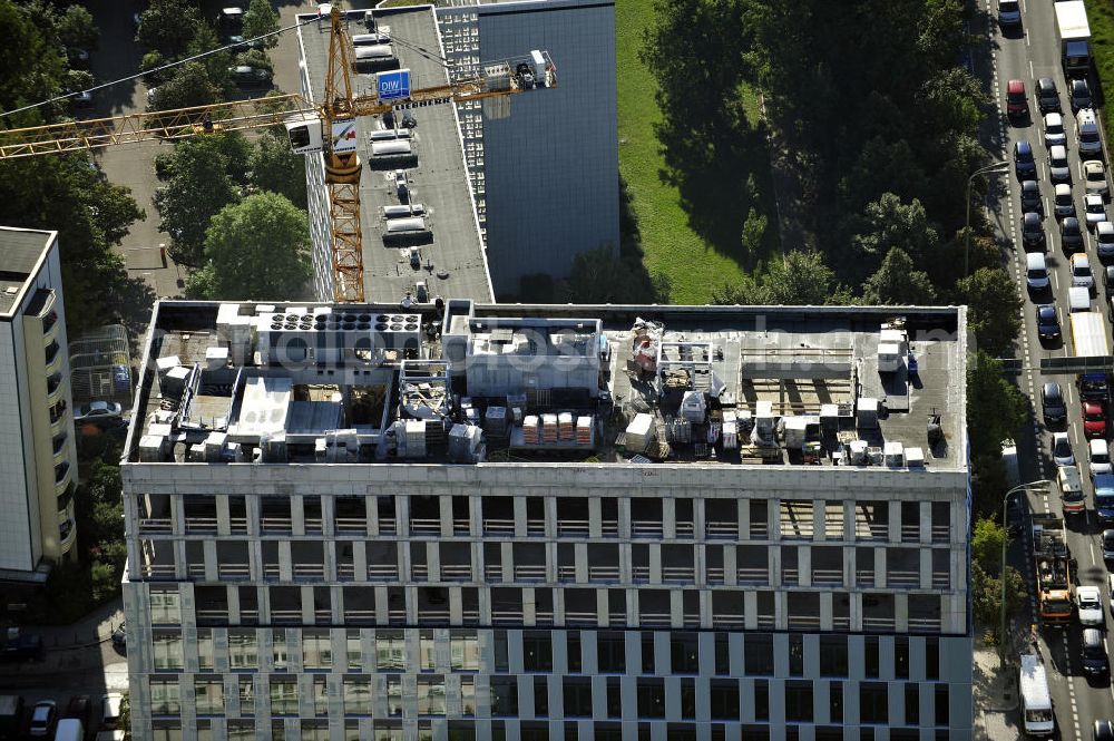 Aerial photograph Berlin - Blick auf die Hochhaus- Baustelle Mollstraße 31 Ecke Otto-Braun-Straße für das neue Wohn- und Geschäftshaus Königstadt- Carree . Rechts daneben entsteht das neue ETAP Hotel. View of the high-rise construction on the corner of Otto-Braun-Strasse for the new residential and commercial building. To the right stands the new ETAP hotel.