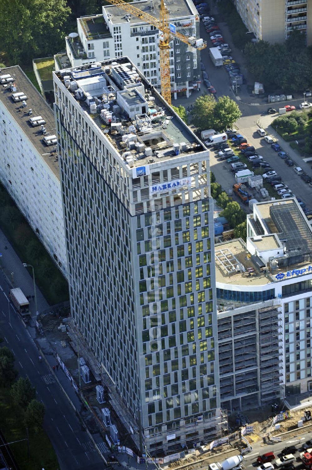 Aerial image Berlin - Blick auf die Hochhaus- Baustelle Mollstraße 31 Ecke Otto-Braun-Straße für das neue Wohn- und Geschäftshaus Königstadt- Carree . Rechts daneben entsteht das neue ETAP Hotel. View of the high-rise construction on the corner of Otto-Braun-Strasse for the new residential and commercial building. To the right stands the new ETAP hotel.