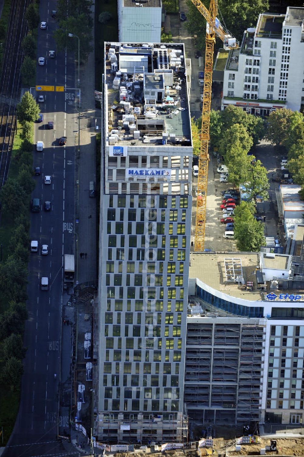 Aerial photograph Berlin - Blick auf die Hochhaus- Baustelle Mollstraße 31 Ecke Otto-Braun-Straße für das neue Wohn- und Geschäftshaus Königstadt- Carree . Rechts daneben entsteht das neue ETAP Hotel. View of the high-rise construction on the corner of Otto-Braun-Strasse for the new residential and commercial building. To the right stands the new ETAP hotel.