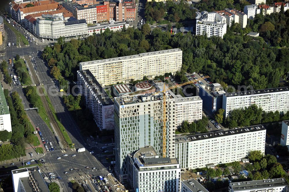 Aerial image Berlin - Blick auf die Hochhaus- Baustelle Mollstraße 31 Ecke Otto-Braun-Straße für das neue Wohn- und Geschäftshaus Königstadt- Carree . Rechts daneben entsteht das neue ETAP Hotel. View of the high-rise construction on the corner of Otto-Braun-Strasse for the new residential and commercial building. To the right stands the new ETAP hotel.