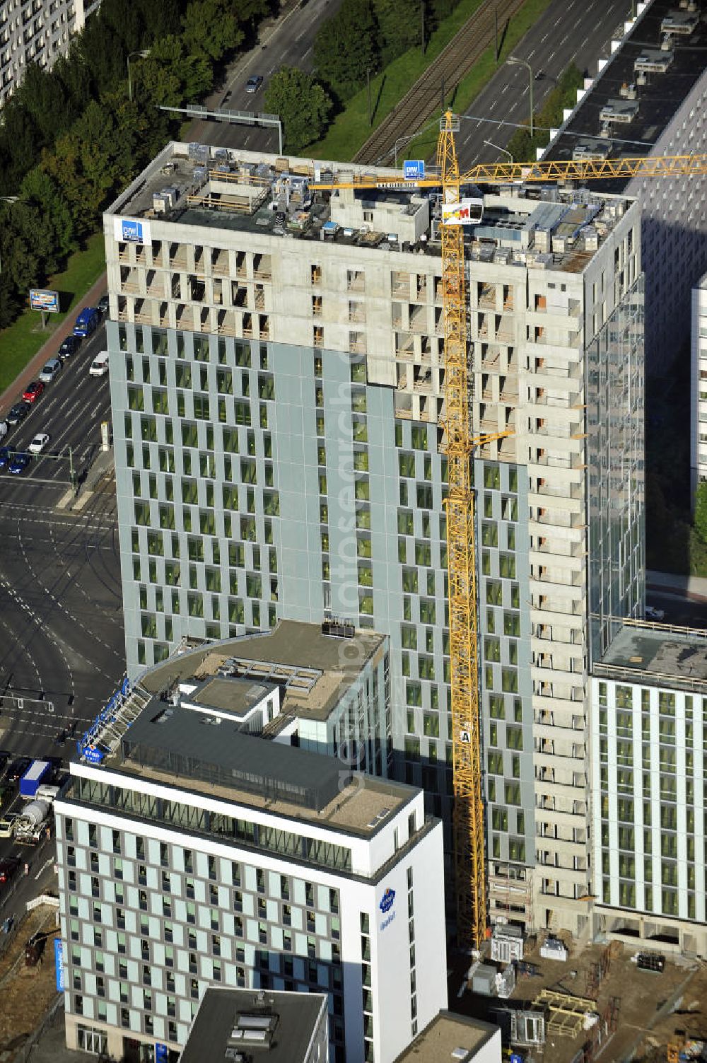 Aerial photograph Berlin - Blick auf die Hochhaus- Baustelle Mollstraße 31 Ecke Otto-Braun-Straße für das neue Wohn- und Geschäftshaus Königstadt- Carree . Rechts daneben entsteht das neue ETAP Hotel. View of the high-rise construction on the corner of Otto-Braun-Strasse for the new residential and commercial building. To the right stands the new ETAP hotel.