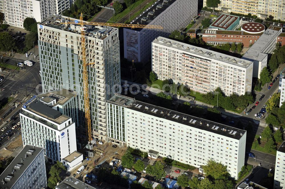 Berlin from above - Blick auf die Hochhaus- Baustelle Mollstraße 31 Ecke Otto-Braun-Straße für das neue Wohn- und Geschäftshaus Königstadt- Carree . Rechts daneben entsteht das neue ETAP Hotel. View of the high-rise construction on the corner of Otto-Braun-Strasse for the new residential and commercial building. To the right stands the new ETAP hotel.