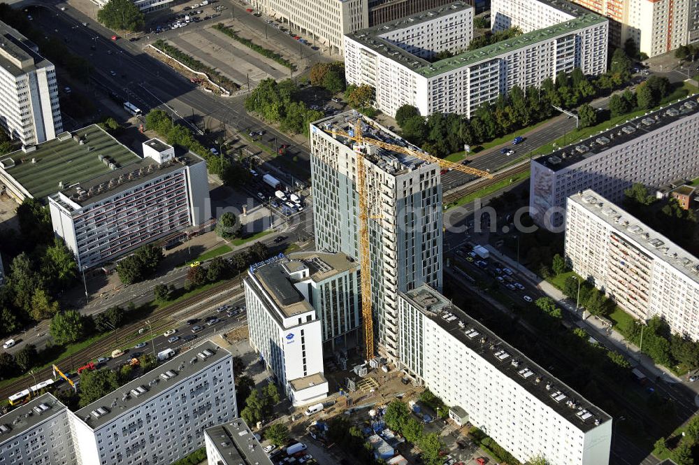 Berlin from the bird's eye view: Blick auf die Hochhaus- Baustelle Mollstraße 31 Ecke Otto-Braun-Straße für das neue Wohn- und Geschäftshaus Königstadt- Carree . Rechts daneben entsteht das neue ETAP Hotel. View of the high-rise construction on the corner of Otto-Braun-Strasse for the new residential and commercial building. To the right stands the new ETAP hotel.