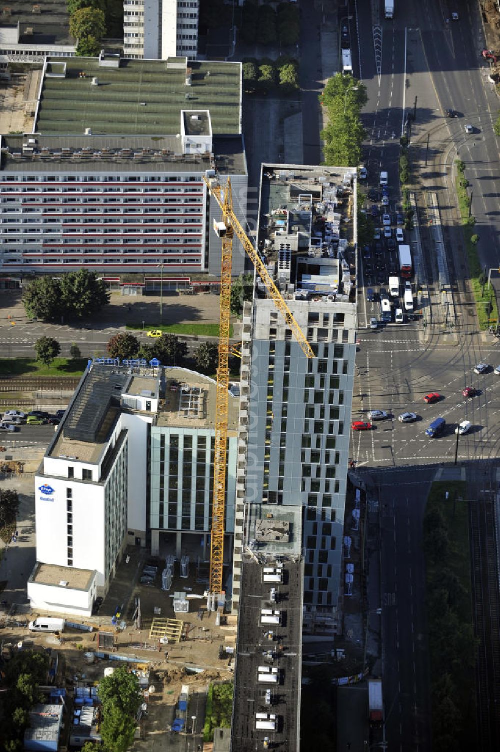 Aerial image Berlin - Blick auf die Hochhaus- Baustelle Mollstraße 31 Ecke Otto-Braun-Straße für das neue Wohn- und Geschäftshaus Königstadt- Carree . Rechts daneben entsteht das neue ETAP Hotel. View of the high-rise construction on the corner of Otto-Braun-Strasse for the new residential and commercial building. To the right stands the new ETAP hotel.