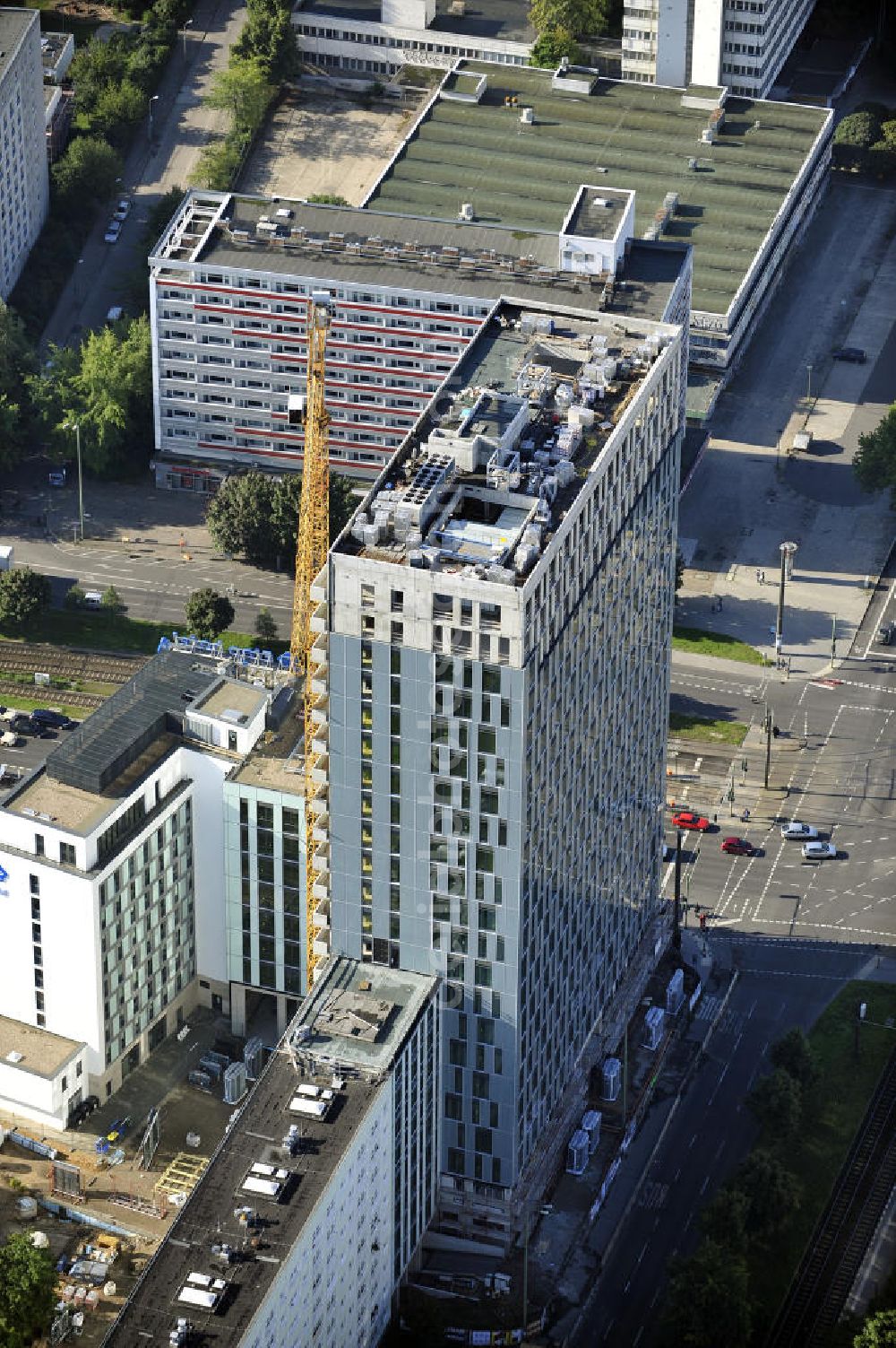 Aerial photograph Berlin - Blick auf die Hochhaus- Baustelle Mollstraße 31 Ecke Otto-Braun-Straße für das neue Wohn- und Geschäftshaus Königstadt- Carree . Rechts daneben entsteht das neue ETAP Hotel. View of the high-rise construction on the corner of Otto-Braun-Strasse for the new residential and commercial building. To the right stands the new ETAP hotel.