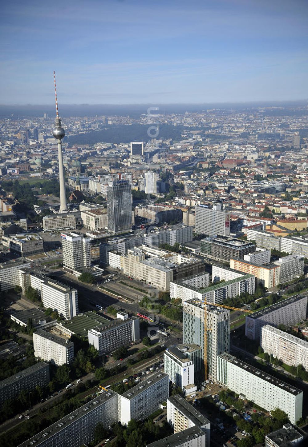 Berlin from above - Stadtansicht auf das Wohngebiet an der Mollstrasse mit der Hochhaus- Baustelle Mollstraße 31 Ecke Otto-Braun-Straße für das neue Wohn- und Geschäftshaus Königstadt- Carree . Rechts daneben entsteht das neue ETAP Hotel. View of the high-rise construction on the corner of Otto-Braun-Strasse for the new residential and commercial building. To the right stands the new ETAP hotel.