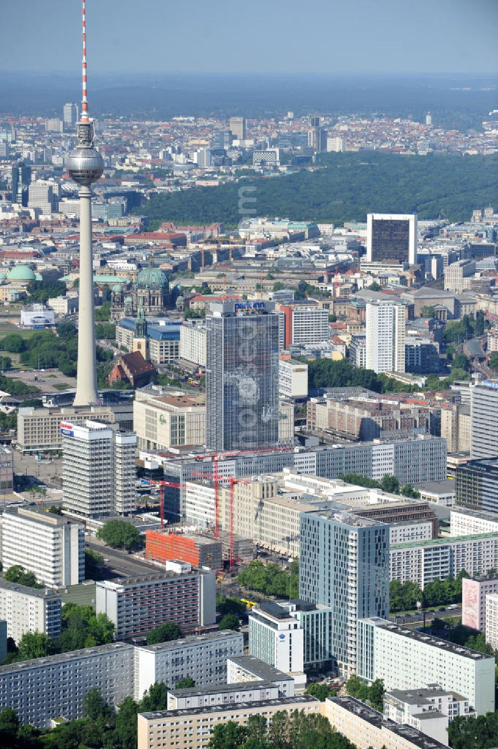 Aerial photograph Berlin Mitte - Blick auf die Hochhaus- Baustelle Mollstraße 31 Ecke Otto-Braun-Straße für das neue Wohn- und Geschäftshaus Königstadt- Carree . Rechts daneben entsteht das neue ETAP Hotel. View of the high-rise construction on the corner of Otto-Braun-Strasse for the new residential and commercial building. To the right stands the new ETAP hotel.