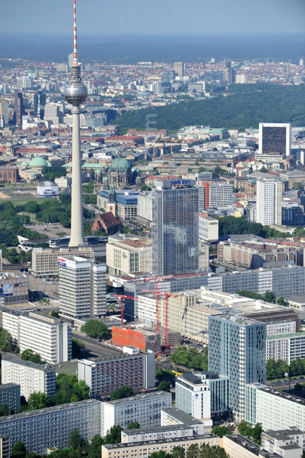 Berlin Mitte from above - Blick auf die Hochhaus- Baustelle Mollstraße 31 Ecke Otto-Braun-Straße für das neue Wohn- und Geschäftshaus Königstadt- Carree . Rechts daneben entsteht das neue ETAP Hotel. View of the high-rise construction on the corner of Otto-Braun-Strasse for the new residential and commercial building. To the right stands the new ETAP hotel.