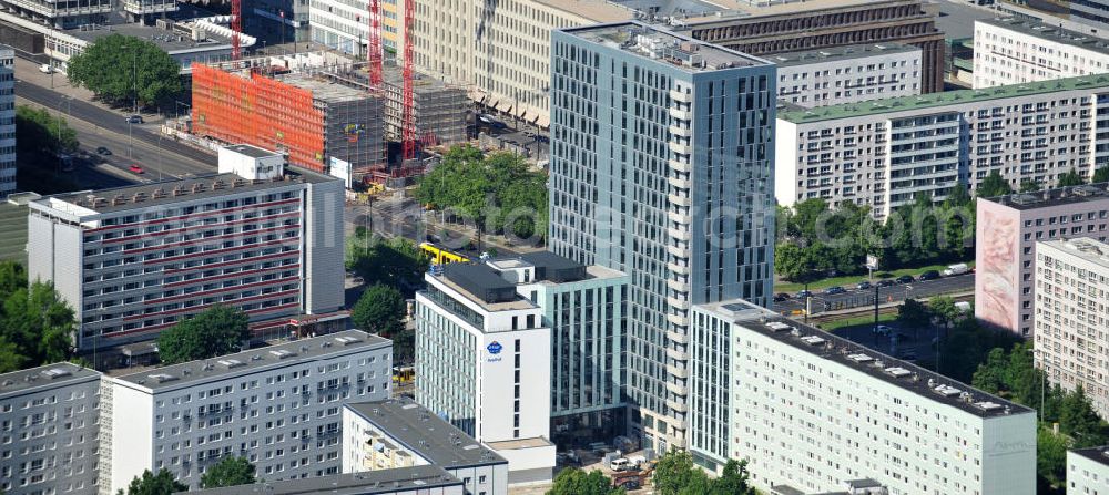 Berlin Mitte from the bird's eye view: Blick auf die Hochhaus- Baustelle Mollstraße 31 Ecke Otto-Braun-Straße für das neue Wohn- und Geschäftshaus Königstadt- Carree . Rechts daneben entsteht das neue ETAP Hotel. View of the high-rise construction on the corner of Otto-Braun-Strasse for the new residential and commercial building. To the right stands the new ETAP hotel.