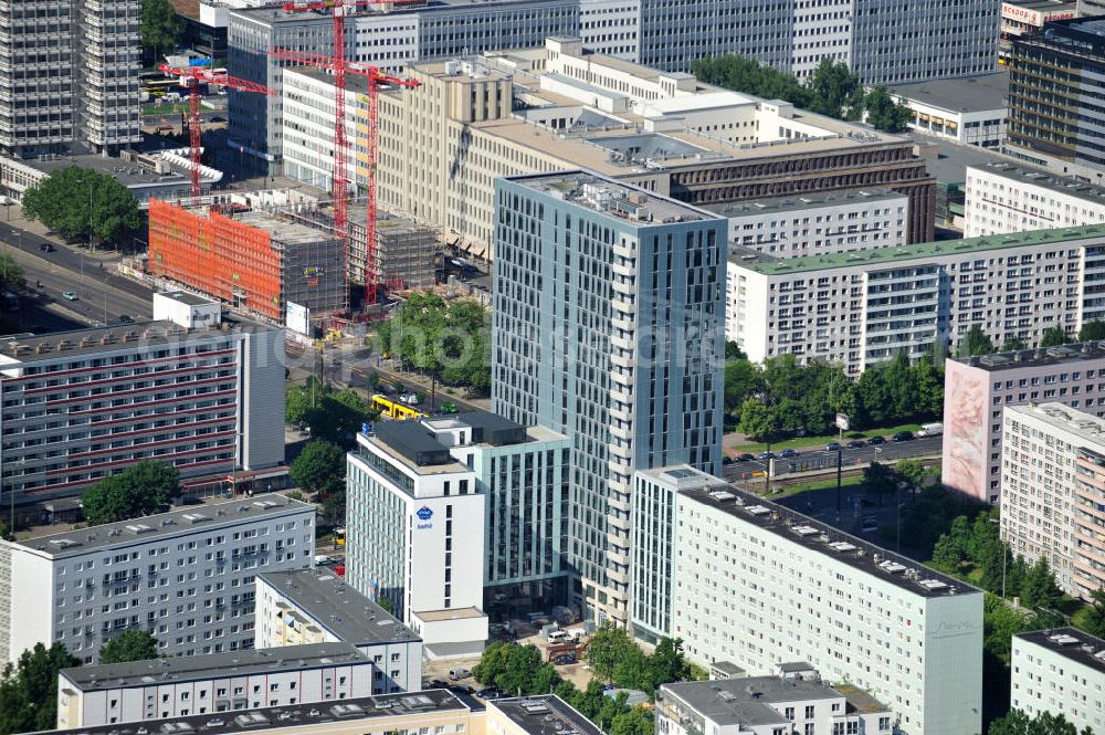 Aerial image Berlin Mitte - Blick auf die Hochhaus- Baustelle Mollstraße 31 Ecke Otto-Braun-Straße für das neue Wohn- und Geschäftshaus Königstadt- Carree . Rechts daneben entsteht das neue ETAP Hotel. View of the high-rise construction on the corner of Otto-Braun-Strasse for the new residential and commercial building. To the right stands the new ETAP hotel.