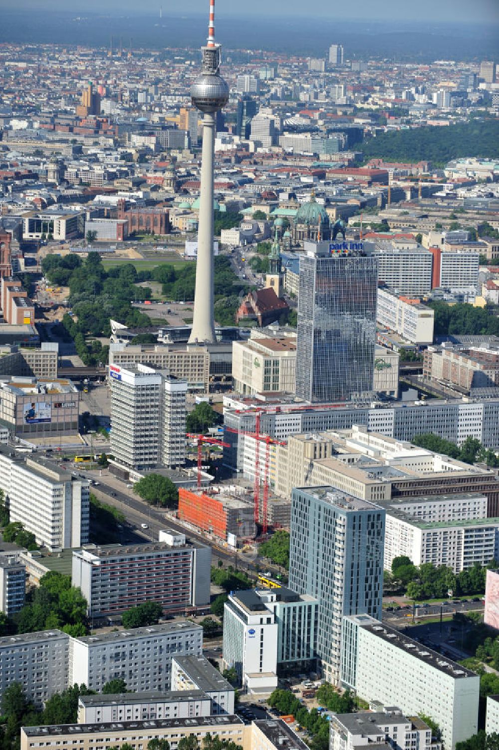 Aerial photograph Berlin Mitte - Blick auf die Hochhaus- Baustelle Mollstraße 31 Ecke Otto-Braun-Straße für das neue Wohn- und Geschäftshaus Königstadt- Carree . Rechts daneben entsteht das neue ETAP Hotel. View of the high-rise construction on the corner of Otto-Braun-Strasse for the new residential and commercial building. To the right stands the new ETAP hotel.