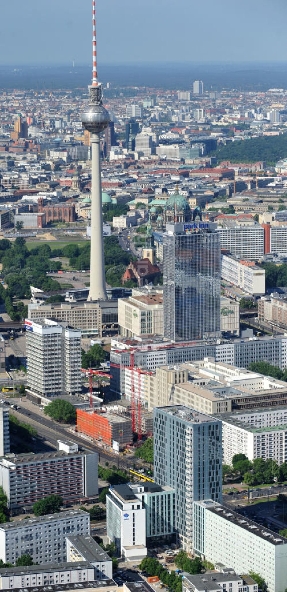 Berlin Mitte from above - Blick auf die Hochhaus- Baustelle Mollstraße 31 Ecke Otto-Braun-Straße für das neue Wohn- und Geschäftshaus Königstadt- Carree . Rechts daneben entsteht das neue ETAP Hotel. View of the high-rise construction on the corner of Otto-Braun-Strasse for the new residential and commercial building. To the right stands the new ETAP hotel.