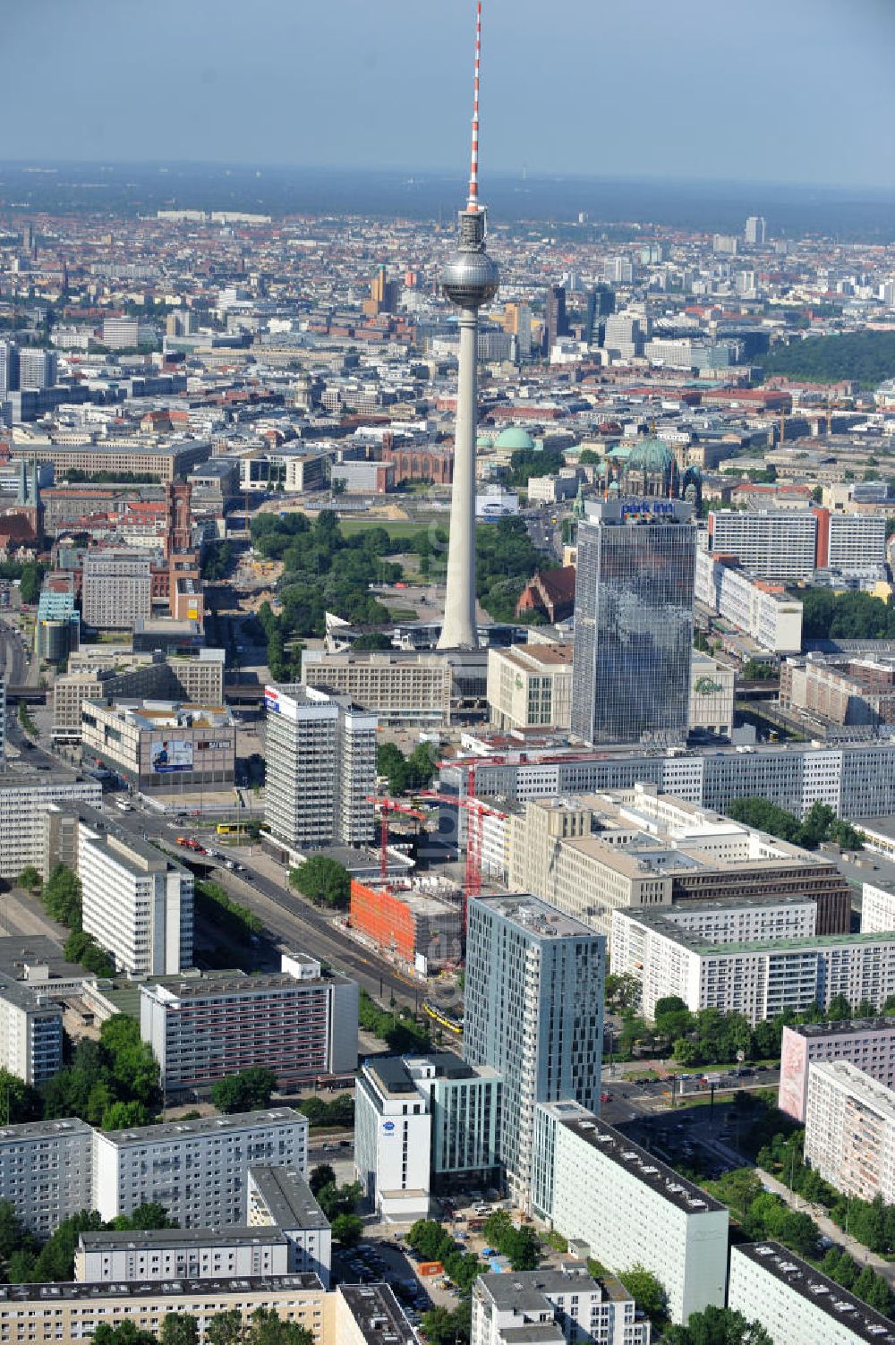 Berlin Mitte from the bird's eye view: Blick auf die Hochhaus- Baustelle Mollstraße 31 Ecke Otto-Braun-Straße für das neue Wohn- und Geschäftshaus Königstadt- Carree . Rechts daneben entsteht das neue ETAP Hotel. View of the high-rise construction on the corner of Otto-Braun-Strasse for the new residential and commercial building. To the right stands the new ETAP hotel.