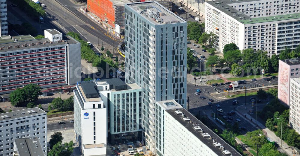 Aerial image Berlin Mitte - Blick auf die Hochhaus- Baustelle Mollstraße 31 Ecke Otto-Braun-Straße für das neue Wohn- und Geschäftshaus Königstadt- Carree . Rechts daneben entsteht das neue ETAP Hotel. View of the high-rise construction on the corner of Otto-Braun-Strasse for the new residential and commercial building. To the right stands the new ETAP hotel.