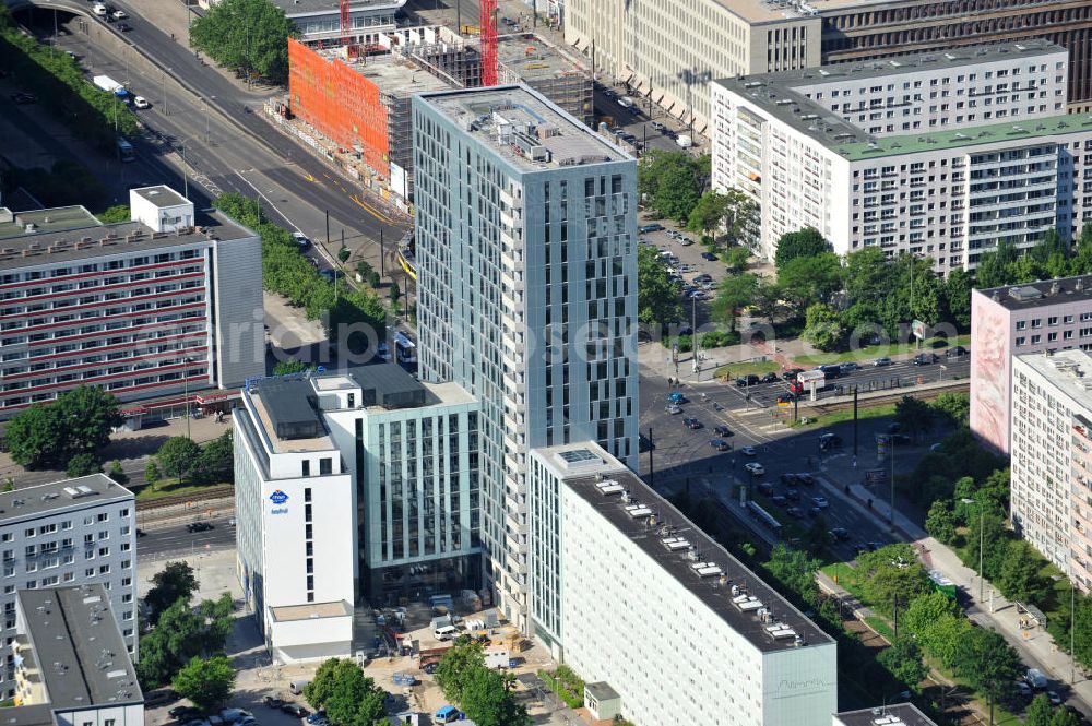 Aerial photograph Berlin Mitte - Blick auf die Hochhaus- Baustelle Mollstraße 31 Ecke Otto-Braun-Straße für das neue Wohn- und Geschäftshaus Königstadt- Carree . Rechts daneben entsteht das neue ETAP Hotel. View of the high-rise construction on the corner of Otto-Braun-Strasse for the new residential and commercial building. To the right stands the new ETAP hotel.