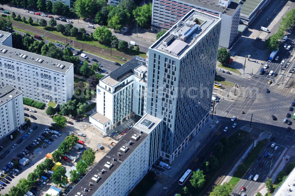 Berlin Mitte from above - Blick auf die Hochhaus- Baustelle Mollstraße 31 Ecke Otto-Braun-Straße für das neue Wohn- und Geschäftshaus Königstadt- Carree . Rechts daneben entsteht das neue ETAP Hotel. View of the high-rise construction on the corner of Otto-Braun-Strasse for the new residential and commercial building. To the right stands the new ETAP hotel.