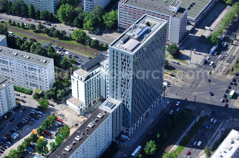 Berlin Mitte from the bird's eye view: Blick auf die Hochhaus- Baustelle Mollstraße 31 Ecke Otto-Braun-Straße für das neue Wohn- und Geschäftshaus Königstadt- Carree . Rechts daneben entsteht das neue ETAP Hotel. View of the high-rise construction on the corner of Otto-Braun-Strasse for the new residential and commercial building. To the right stands the new ETAP hotel.