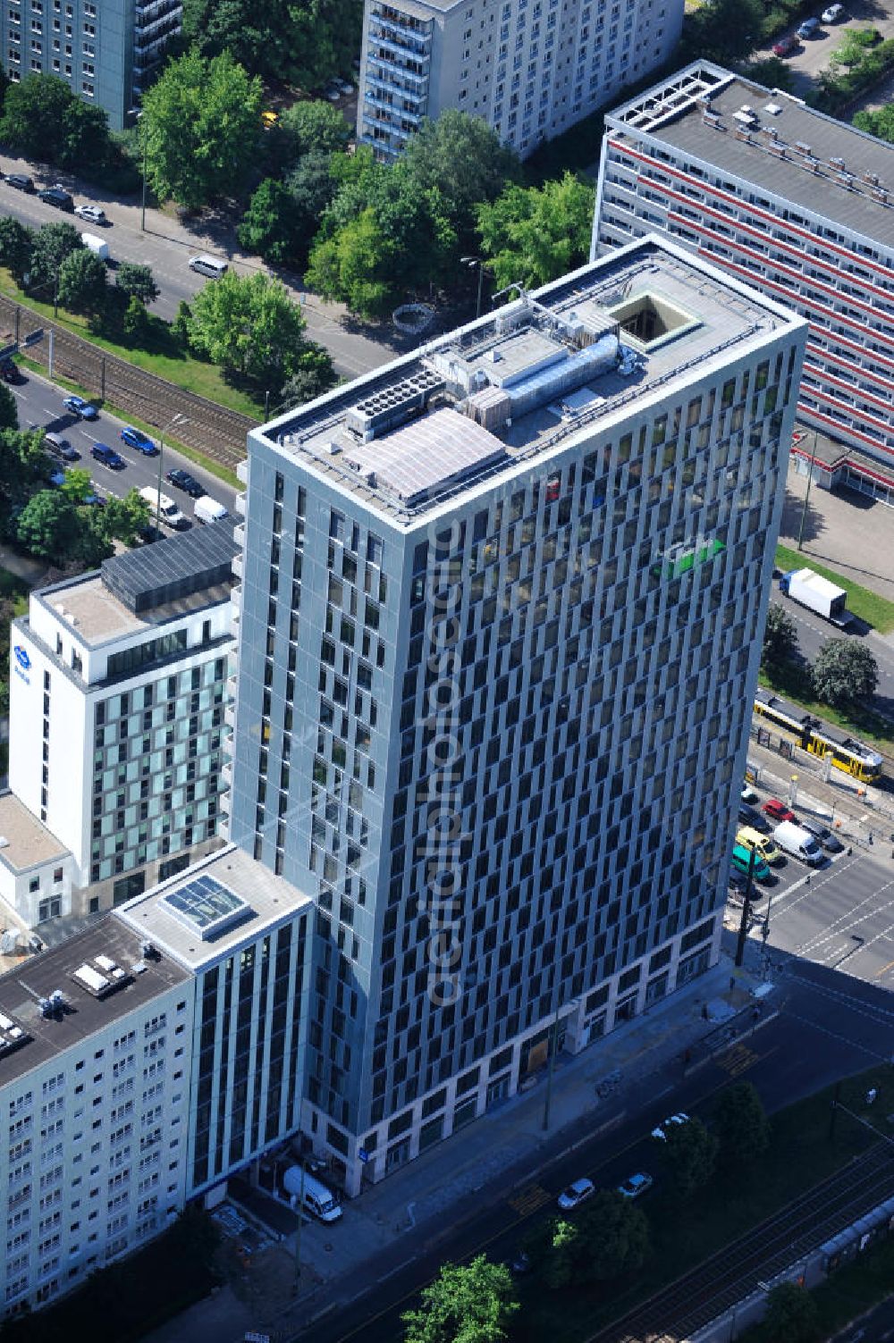 Berlin Mitte from above - Blick auf die Hochhaus- Baustelle Mollstraße 31 Ecke Otto-Braun-Straße für das neue Wohn- und Geschäftshaus Königstadt- Carree . Rechts daneben entsteht das neue ETAP Hotel. View of the high-rise construction on the corner of Otto-Braun-Strasse for the new residential and commercial building. To the right stands the new ETAP hotel.