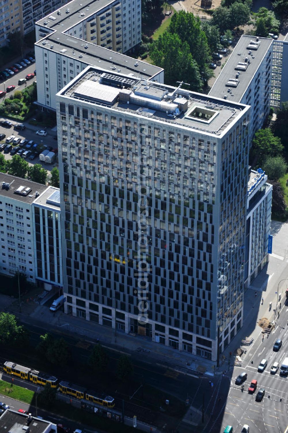 Berlin Mitte from the bird's eye view: Blick auf die Hochhaus- Baustelle Mollstraße 31 Ecke Otto-Braun-Straße für das neue Wohn- und Geschäftshaus Königstadt- Carree . Rechts daneben entsteht das neue ETAP Hotel. View of the high-rise construction on the corner of Otto-Braun-Strasse for the new residential and commercial building. To the right stands the new ETAP hotel.