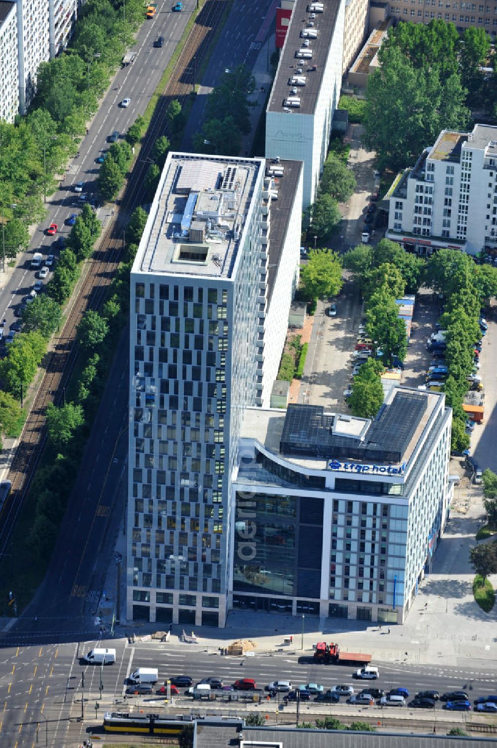 Aerial image Berlin Mitte - Blick auf die Hochhaus- Baustelle Mollstraße 31 Ecke Otto-Braun-Straße für das neue Wohn- und Geschäftshaus Königstadt- Carree . Rechts daneben entsteht das neue ETAP Hotel. View of the high-rise construction on the corner of Otto-Braun-Strasse for the new residential and commercial building. To the right stands the new ETAP hotel.