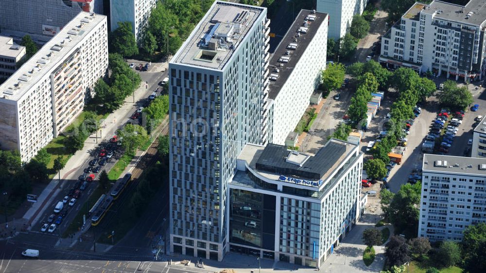 Aerial photograph Berlin Mitte - Blick auf die Hochhaus- Baustelle Mollstraße 31 Ecke Otto-Braun-Straße für das neue Wohn- und Geschäftshaus Königstadt- Carree . Rechts daneben entsteht das neue ETAP Hotel. View of the high-rise construction on the corner of Otto-Braun-Strasse for the new residential and commercial building. To the right stands the new ETAP hotel.