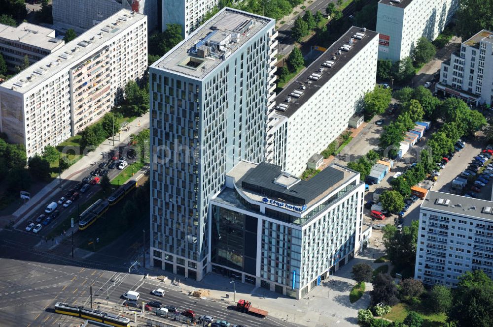 Berlin Mitte from above - Blick auf die Hochhaus- Baustelle Mollstraße 31 Ecke Otto-Braun-Straße für das neue Wohn- und Geschäftshaus Königstadt- Carree . Rechts daneben entsteht das neue ETAP Hotel. View of the high-rise construction on the corner of Otto-Braun-Strasse for the new residential and commercial building. To the right stands the new ETAP hotel.