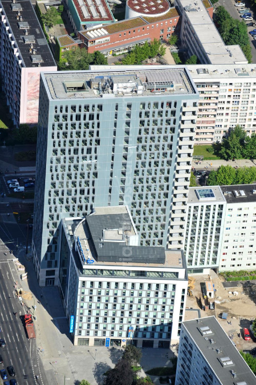 Aerial photograph Berlin Mitte - Blick auf die Hochhaus- Baustelle Mollstraße 31 Ecke Otto-Braun-Straße für das neue Wohn- und Geschäftshaus Königstadt- Carree . Rechts daneben entsteht das neue ETAP Hotel. View of the high-rise construction on the corner of Otto-Braun-Strasse for the new residential and commercial building. To the right stands the new ETAP hotel.