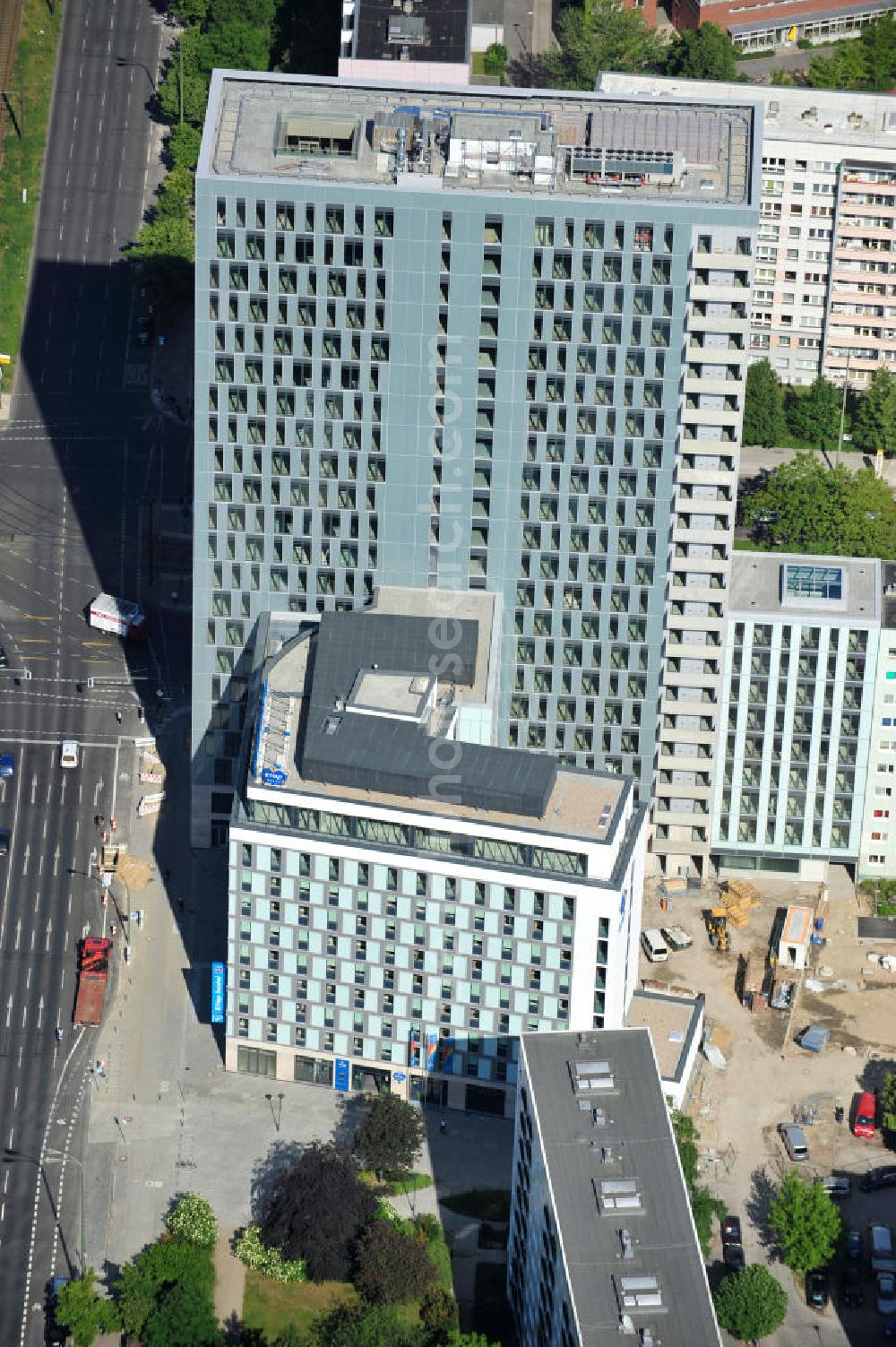 Berlin Mitte from above - Blick auf die Hochhaus- Baustelle Mollstraße 31 Ecke Otto-Braun-Straße für das neue Wohn- und Geschäftshaus Königstadt- Carree . Rechts daneben entsteht das neue ETAP Hotel. View of the high-rise construction on the corner of Otto-Braun-Strasse for the new residential and commercial building. To the right stands the new ETAP hotel.