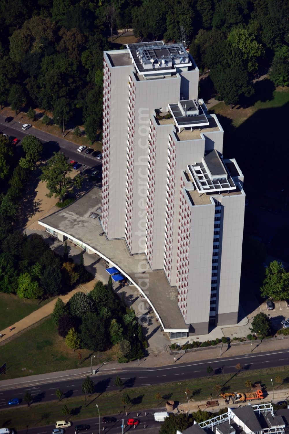 Aerial photograph Berlin OT Friedrichshain - View of the Hochhausturm at the Square of the United Nations in the district of Friedrichshain in Berlin