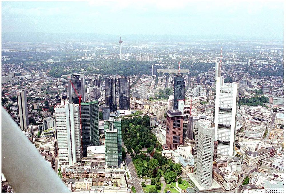 Aerial image Frankfurt am Main - 25.07.2004 Blick auf Hochhäuser in Frankfurt -Bankenviertel- Insbesondere die Deutschen Großbanken haben sich in den 90er Jahren teils beeindruckende Hochhäuser errichten lassen. In keiner an deren deutschen Stadt ist die Dichte von Hochäusern so hoch wie in Frankfurt. Das Bankenviertel erstreckt sich in der Gegend rund um die Stadtteile Innenstadt, Bahnhofsviertel und Westend.