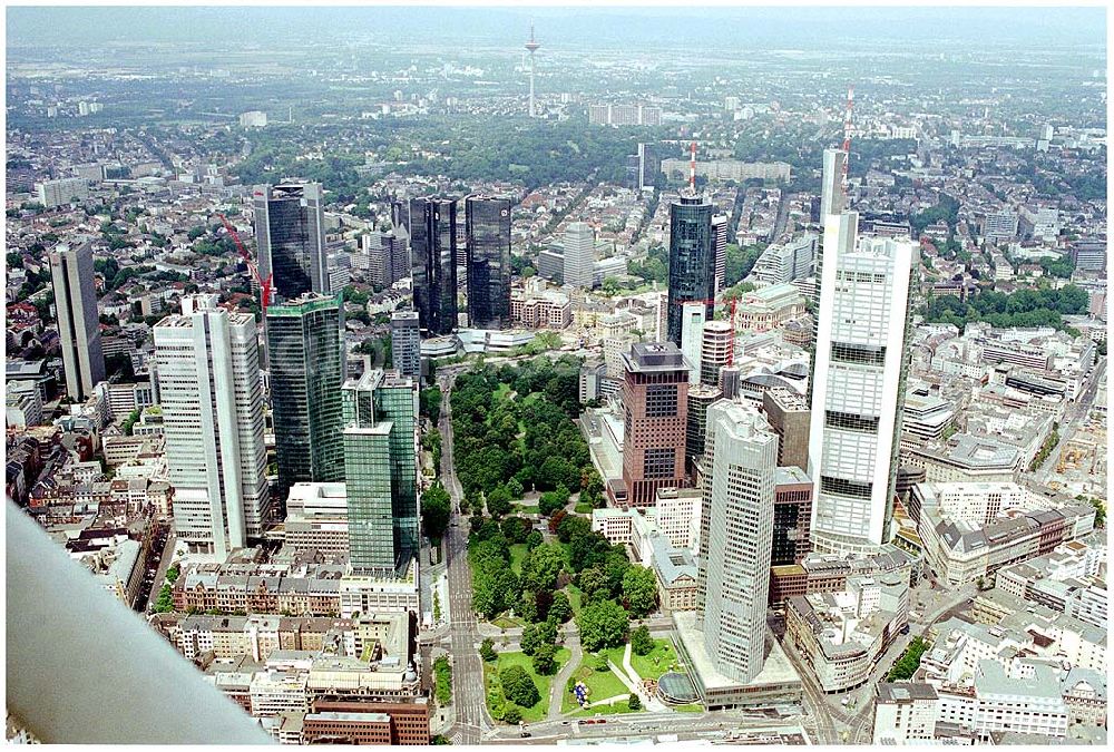 Aerial photograph Frankfurt am Main - 25.07.2004 Blick auf Hochhäuser in Frankfurt -Bankenviertel- Insbesondere die Deutschen Großbanken haben sich in den 90er Jahren teils beeindruckende Hochhäuser errichten lassen. In keiner an deren deutschen Stadt ist die Dichte von Hochäusern so hoch wie in Frankfurt. Das Bankenviertel erstreckt sich in der Gegend rund um die Stadtteile Innenstadt, Bahnhofsviertel und Westend.