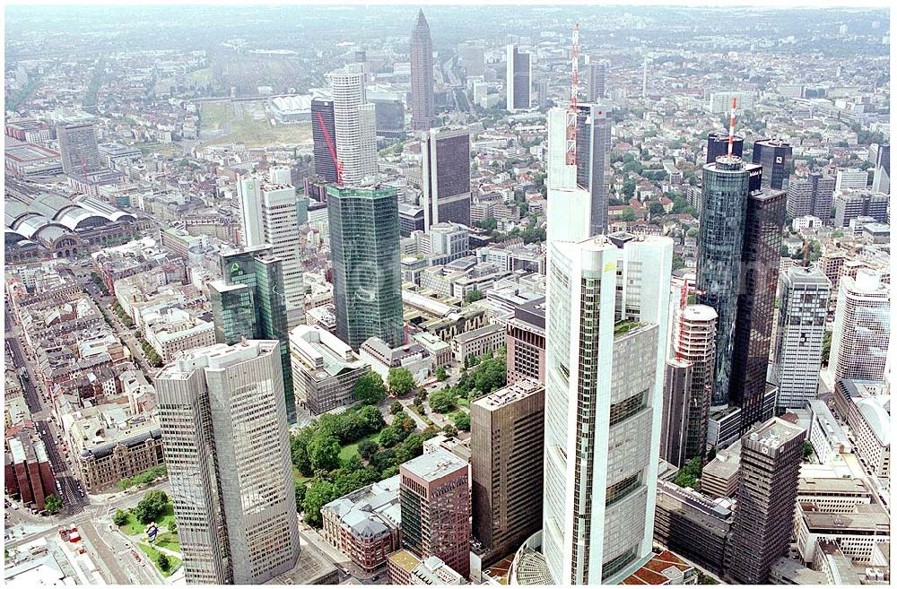 Frankfurt am Main from above - 25.07.2004 Blick auf Hochhäuser in Frankfurt -Bankenviertel- Insbesondere die Deutschen Großbanken haben sich in den 90er Jahren teils beeindruckende Hochhäuser errichten lassen. In keiner an deren deutschen Stadt ist die Dichte von Hochäusern so hoch wie in Frankfurt. Das Bankenviertel erstreckt sich in der Gegend rund um die Stadtteile Innenstadt, Bahnhofsviertel und Westend.