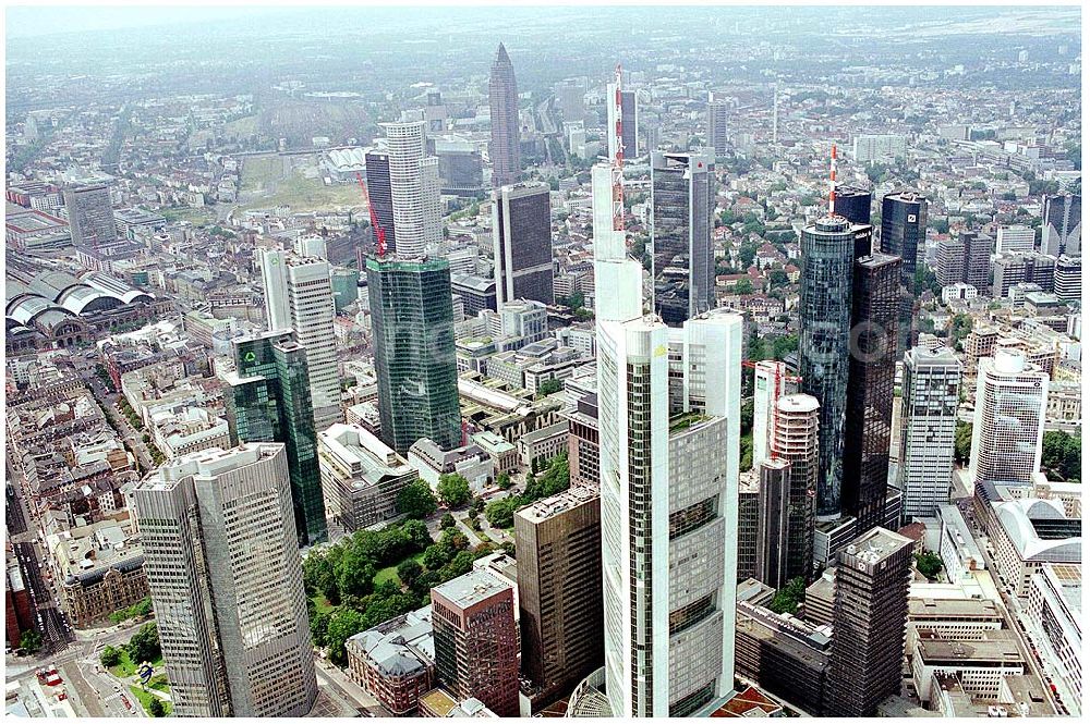 Frankfurt am Main from the bird's eye view: 25.07.2004 Blick auf Hochhäuser in Frankfurt -Bankenviertel- Insbesondere die Deutschen Großbanken haben sich in den 90er Jahren teils beeindruckende Hochhäuser errichten lassen. In keiner an deren deutschen Stadt ist die Dichte von Hochäusern so hoch wie in Frankfurt. Das Bankenviertel erstreckt sich in der Gegend rund um die Stadtteile Innenstadt, Bahnhofsviertel und Westend.